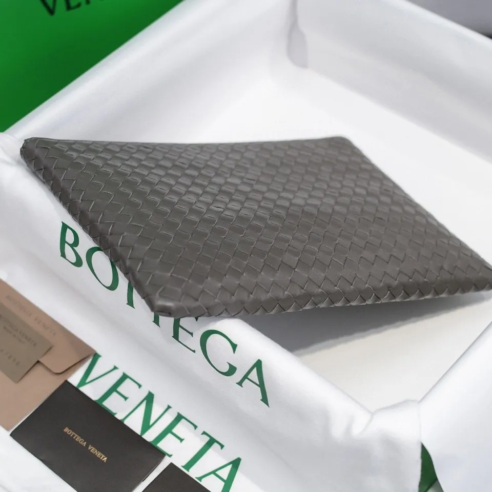 460 BOTTEGA VENETA 2020 early autumn new woven lambskin storage bag. This handbag is slim and compact, but has ample space. It is made of high-grade lambskin material and handmade using the iconic INTRECCIATO leather weaving process. The interior is equipped with 1 zipper pocket and 6 card pockets. The interior is lined with imported coffee-colored brushed cloth and equipped with leather zipper pullers. Size: 30*20 Model: 80-3